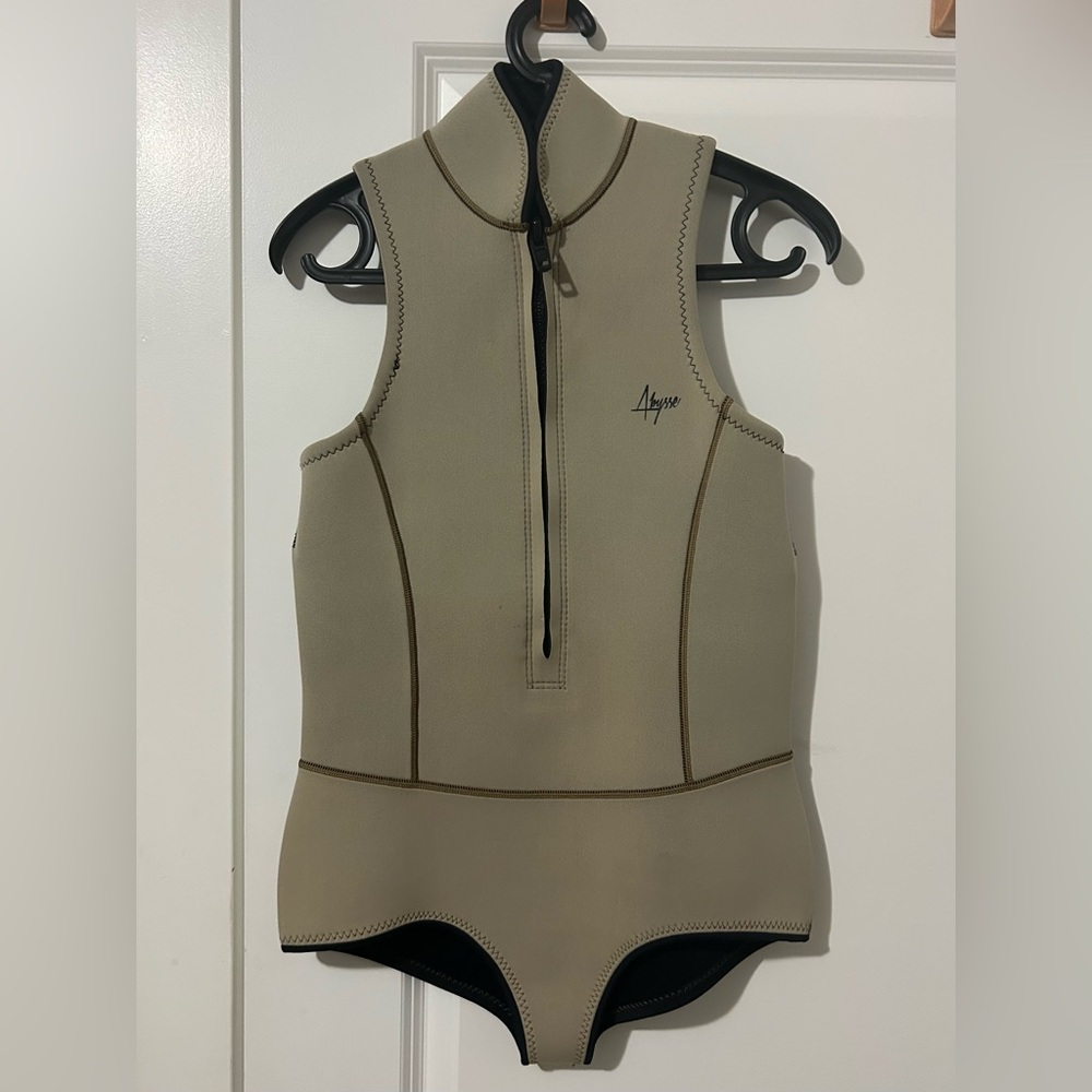 Abysse Tan Women's Swim wetsuit. Size lg
